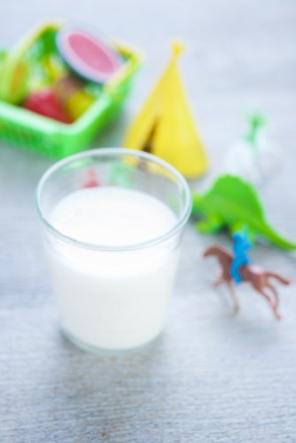 photographie professionnelle, verre de lait, jouet enfant