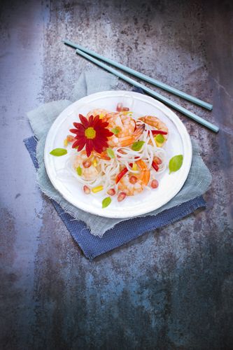 salade été rice noodles avec fleur crysanteme