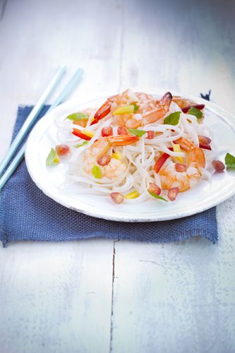 salade été rice noodles sur assiette