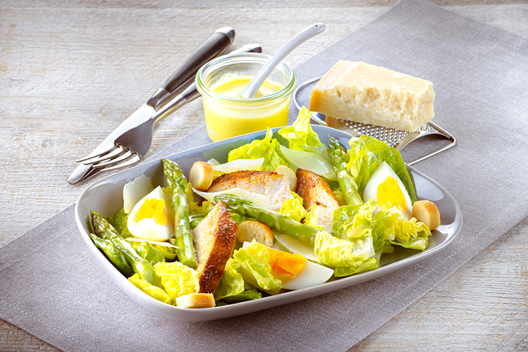 salade-cesar-poulet-et-asperges-vapeur-vinaigrette-parmesan