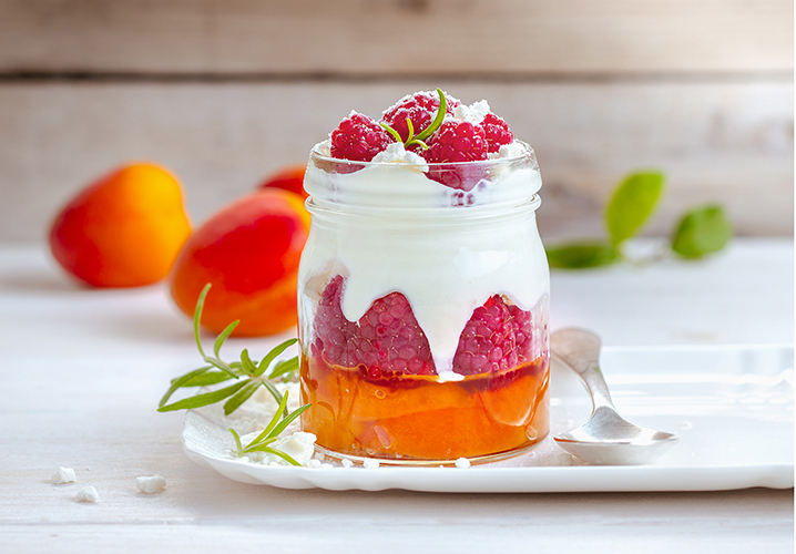 Pour-les-Editions-Larousse-Coffret-Desserts-in-a-jar-eton-mess-abricots-framboises