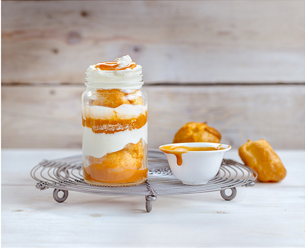 Pour-les-Editions-Larousse-Coffret-Desserts-in-a-jar-choux-chantilly-sauce-caramel