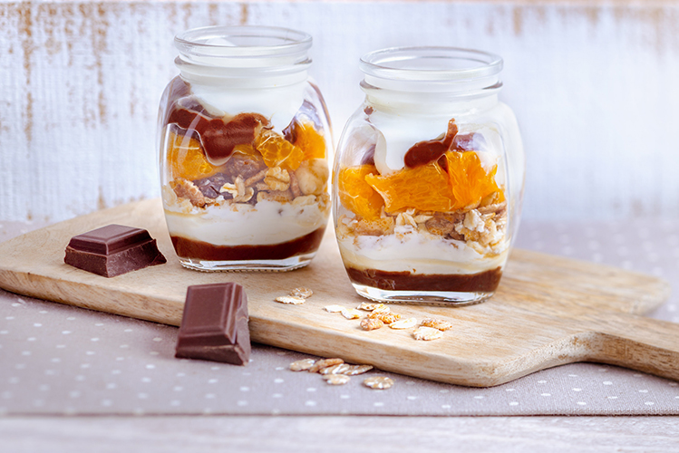 Pour-les-Editions-Larousse-Coffret-Desserts-in-a-jar-clementines-fromage-blanc-muesli-sauce-chocolat