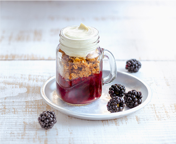 Pour-les-Editions-Larousse-Coffret-Desserts-in-a-jar-compote-de-mures-crumble-chantilly