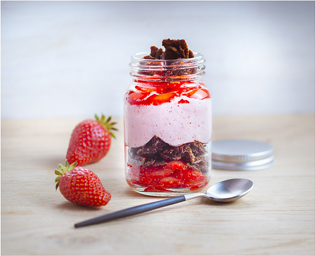 Pour-les-Editions-Larousse-Coffret-Desserts-in-a-jar-mousse-de-fraises-et-roses-des-sables