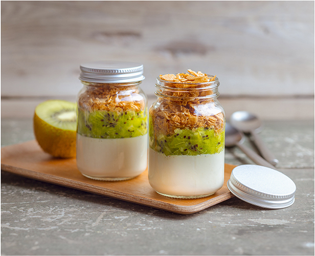 Pour-les-Editions-Larousse-Coffret-Desserts-in-a-jar-creme-vanille-kiwis-crepes-dentelles