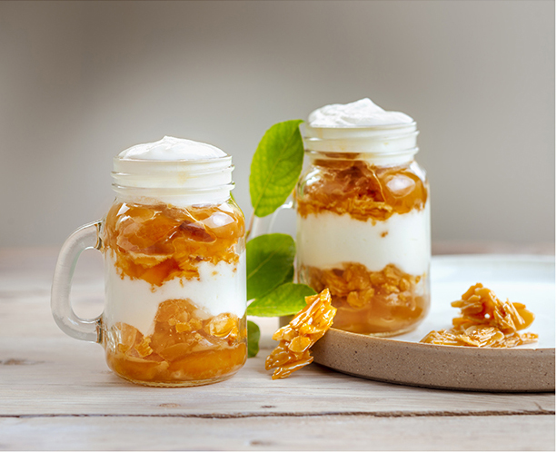 Pour-les-Editions-Larousse-Coffret-Desserts-in-a-jar-mirabelles-nougatine-mousse-fromage-blanc