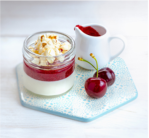 Pour-les-Editions-Larousse-Coffret-Desserts-in-a-jar-pana-cotta-cerises-pop-corn