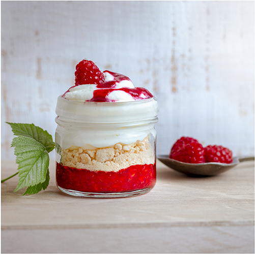 Pour-les-Editions-Larousse-Coffret-Desserts-in-a-jar-pavlova-framboises