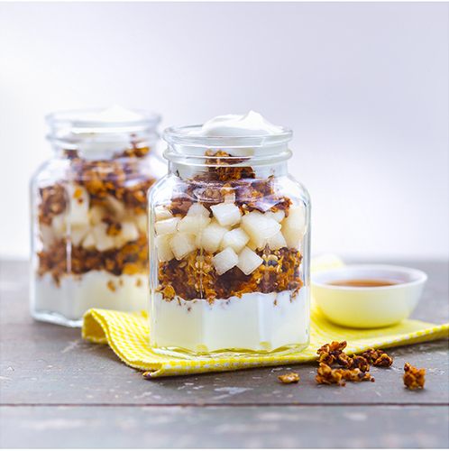 Pour-les-Editions-Larousse-Coffret-Desserts-in-a-jar-poires-granola-yaourt