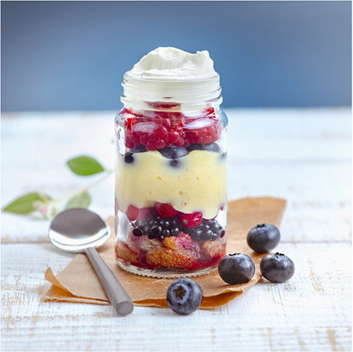 Pour-les-Editions-Larousse-Coffret-Desserts-in-a-jar-triffle-fruits-rouges