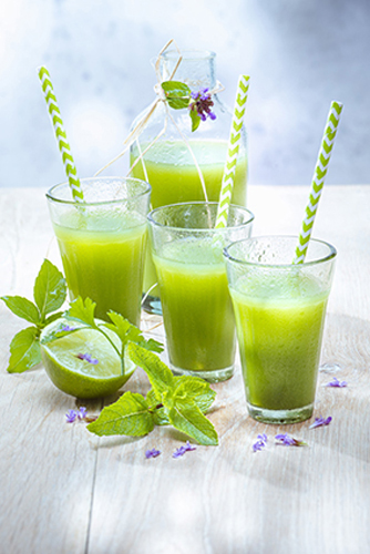 jus de fruits et legumes frais maison concombre citron vert basilic persil menthe et poivre vert photo Marielys Lorthios recette Marion guillemard