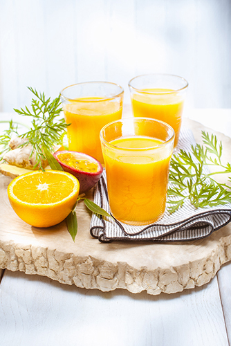 jus de fruits et legumes frais maison orange carrotte fruits de la passion gingembre photo Marielys Lorthios recette Marion guillemard