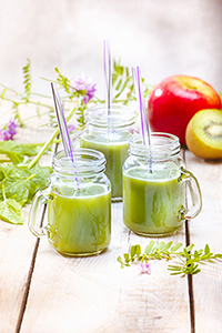 jus de fruits et legumes frais maison concombre citron vert basilic persil menthe et poivre vert photo Marielys Lorthios recette Marion guillemard m