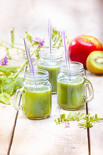 jus de fruits et legumes frais maison pomme epinards kiwi et the matcha photo Marielys Lorthios recette Marion guillemard