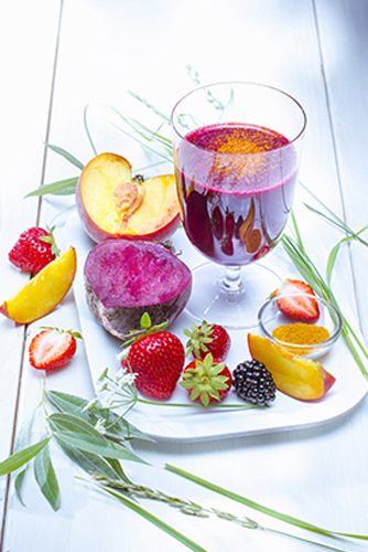 jus de fruits et legumes frais maison fraises mures peches betterave et curcuma photo Marielys Lorthios recette Marion guillemard