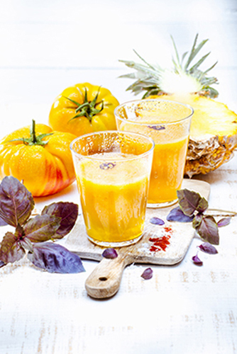 jus de fruits et légumes maison tomates jaune ananas basilic pourpre safran huile d'olive