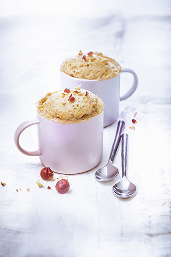 Mug cake au yaourt et noisettes-photographie-culinaire