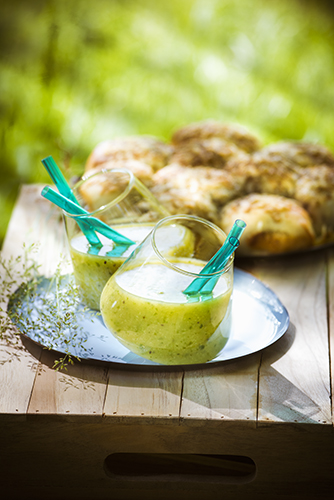 fraicheur des smoothies recette smoothie vert et pizza-boules au fromage GREEN SMOOTHIE AND CHEESE MARGARITA BREAD