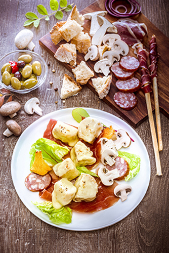 fondue-savoyarde-fromage-charcuterie-champignons-olives-emmental-pain-jambon-sec-saucisse