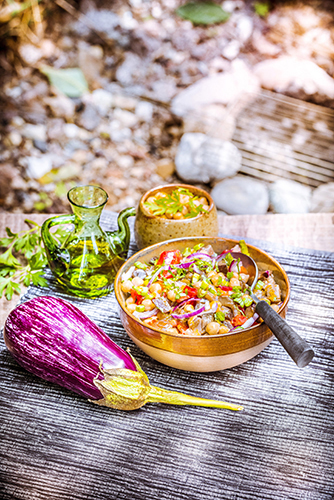 Salade-marocaine-aux-pois-chiches-aubergines-oignons-rouges-et-huile-d-olive