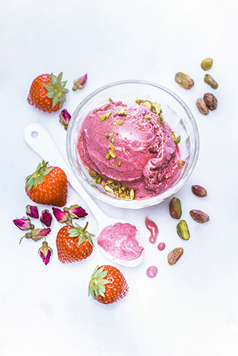 glace-fraise-pistache-photo-culinaire-foodphotography-marielys-lorthios-photographe-styliste